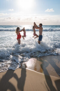 Photographe famille enfant à la plage à l'océan