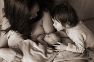 seance-photo-allaitement-famille-st-medard-en-jalles-marion-ziade