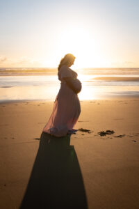 Séance photo grossesse à la plage coucher de soleil