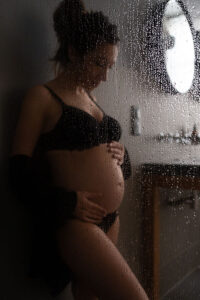 Future-maman enceinte avec gouttes d'eau