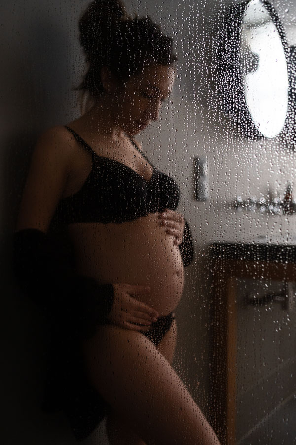 Future-maman enceinte avec gouttes d'eau